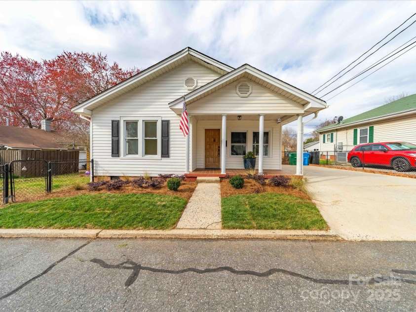 719 Washington Street, Cramerton, NC 28032.  MLS# CAR4227781, YatesRealty ID 3019. 