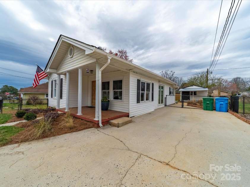 719 Washington Street, Cramerton, NC 28032.  MLS# CAR4227781, YatesRealty ID 3019. 