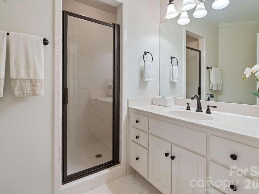 8124 Greencastle Drive, Charlotte, NC 28210.  MLS# CAR4364842, YatesRealty ID 30191. Guest ensuite bathroom.