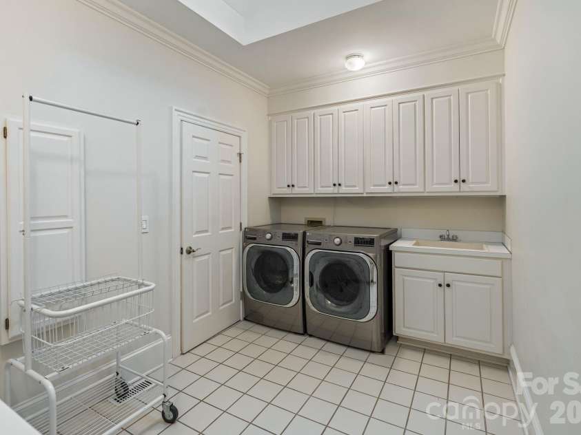 8124 Greencastle Drive, Charlotte, NC 28210.  MLS# CAR4364842, YatesRealty ID 30191. Laundry room.