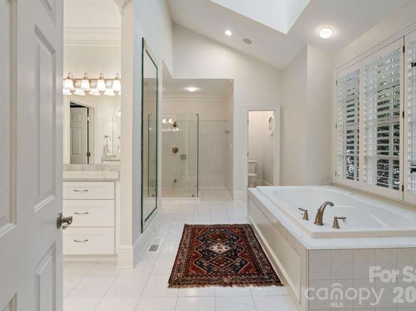 8124 Greencastle Drive, Charlotte, NC 28210.  MLS# CAR4364842, YatesRealty ID 30191. Primary bathroom. 