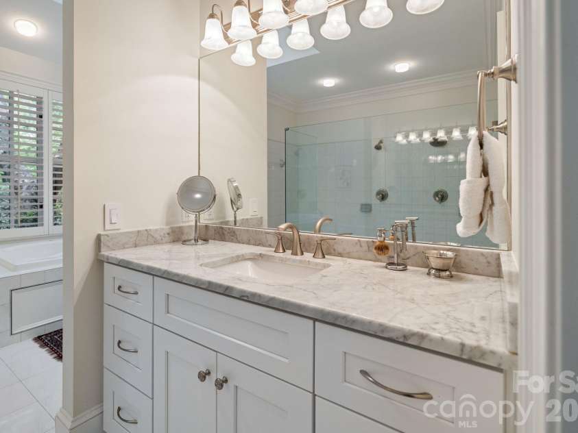 8124 Greencastle Drive, Charlotte, NC 28210.  MLS# CAR4364842, YatesRealty ID 30191. Primary bathroom. 