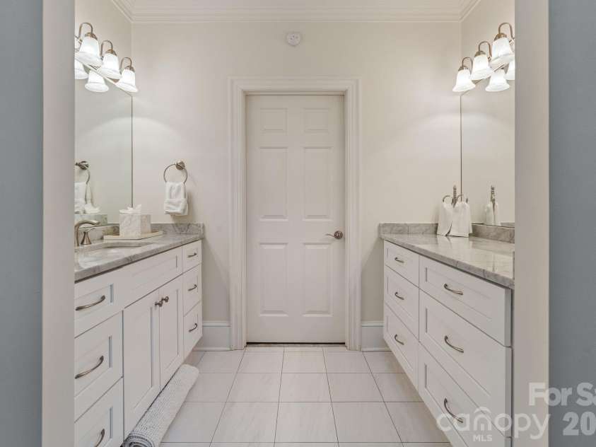 8124 Greencastle Drive, Charlotte, NC 28210.  MLS# CAR4364842, YatesRealty ID 30191. Primary bathroom. 