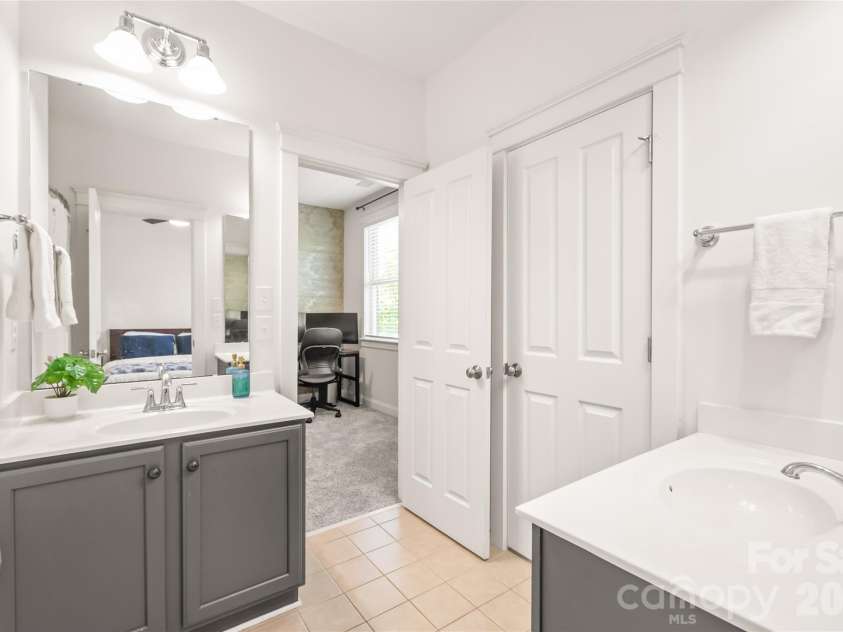 11543 Ardrey Crest Drive, Charlotte, NC 28277.  MLS# CAR4380693, YatesRealty ID 30194. The Jack and Jill bathroom is designed for peak efficiency, featuring two separate vanities and a smart, functional layout...complete with a private water closet for added convenience between the adjoining bedroom