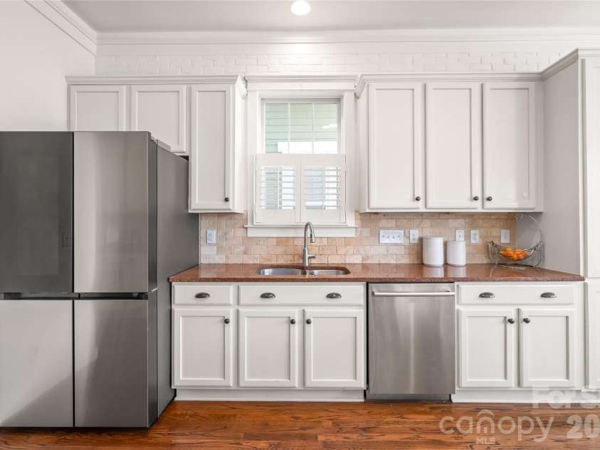 11543 Ardrey Crest Drive, Charlotte, NC 28277.  MLS# CAR4380693, YatesRealty ID 30194. This beautiful home is completely move-in ready and includes the kitchen refrigerator, ensuring a seamless transition into your new Ballantyne lifestyle from day one.