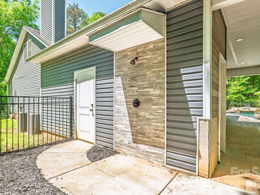 10200 Kerns Road, Huntersville, NC 28078.  MLS# CAR4382040, YatesRealty ID 30195. 