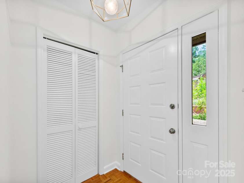 31 Black Oak Drive, Asheville, NC 28804.  MLS# CAR4277732, YatesRealty ID 30199. Front door entry hall