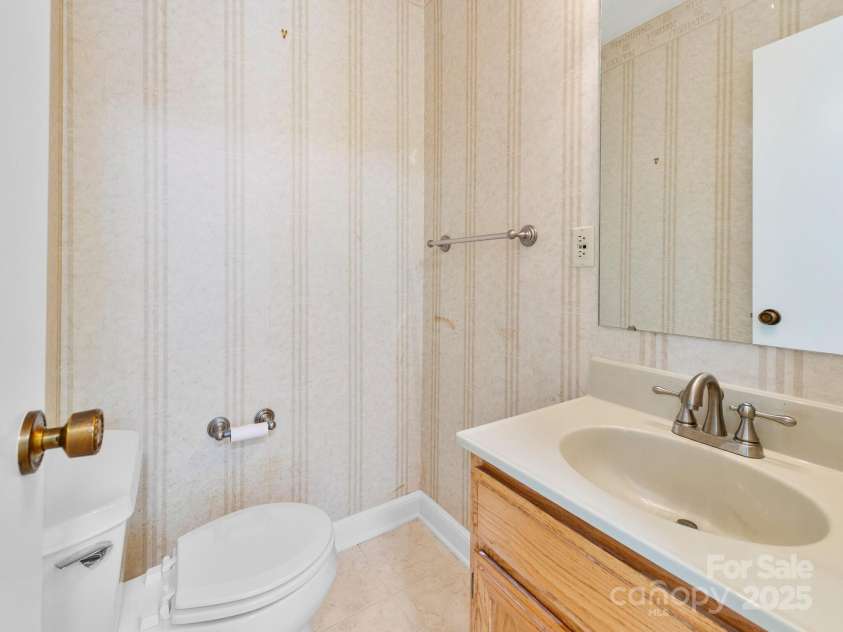 31 Black Oak Drive, Asheville, NC 28804.  MLS# CAR4277732, YatesRealty ID 30199. Half Bath