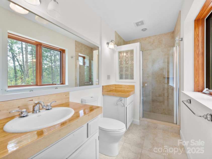 31 Black Oak Drive, Asheville, NC 28804.  MLS# CAR4277732, YatesRealty ID 30199. Primary Bath