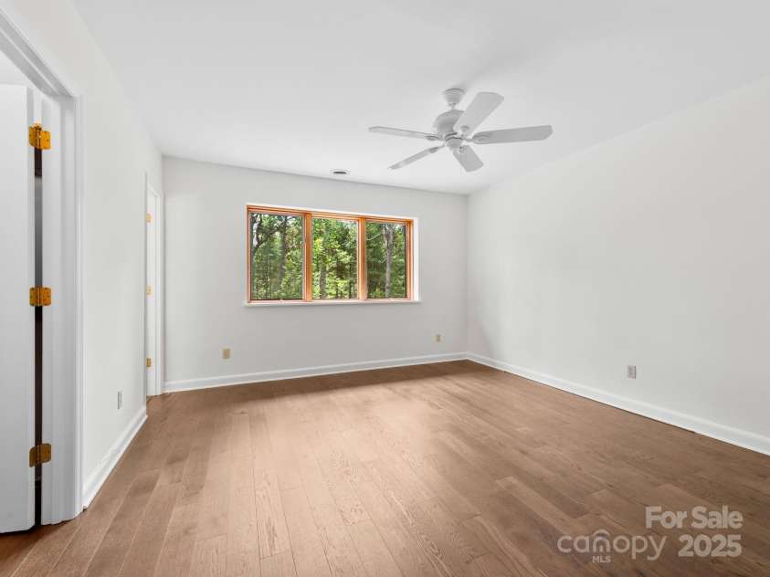 31 Black Oak Drive, Asheville, NC 28804.  MLS# CAR4277732, YatesRealty ID 30199. Primary Bedroom with en suite full bath