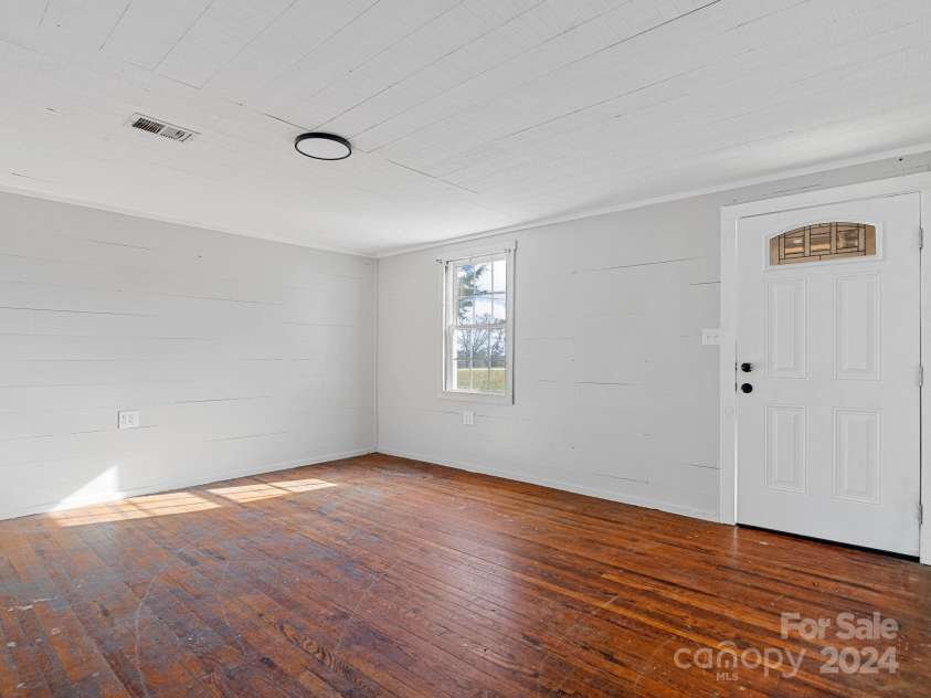 152 Long Branch Road, Chesnee, SC 29323.  MLS# CAR4204540, YatesRealty ID 302. Painted wood walls, ceiling and solid wood floors in the main living room.  