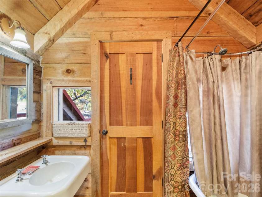 996 HALLS CHAPEL Road, Burnsville, NC 28714.  MLS# CAR4314014, YatesRealty ID 302. Full bath w/ claw tub/shower