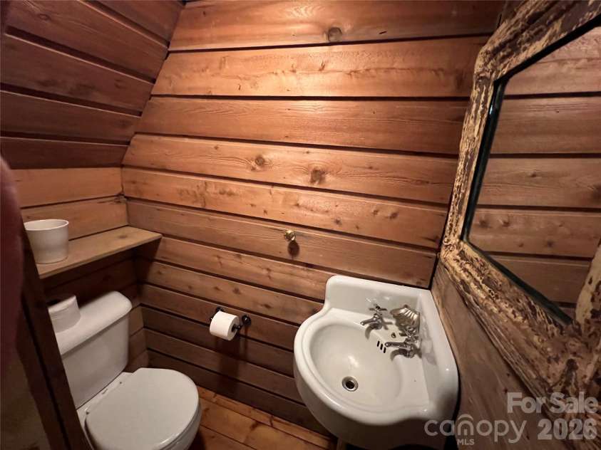 996 HALLS CHAPEL Road, Burnsville, NC 28714.  MLS# CAR4314014, YatesRealty ID 302. Half bath