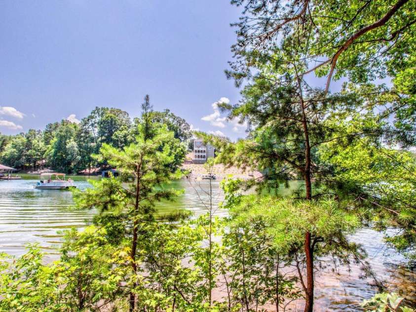 127 Melrose Lane, Mooresville, NC 28117.  MLS# CAR4288916, YatesRealty ID 30201. 