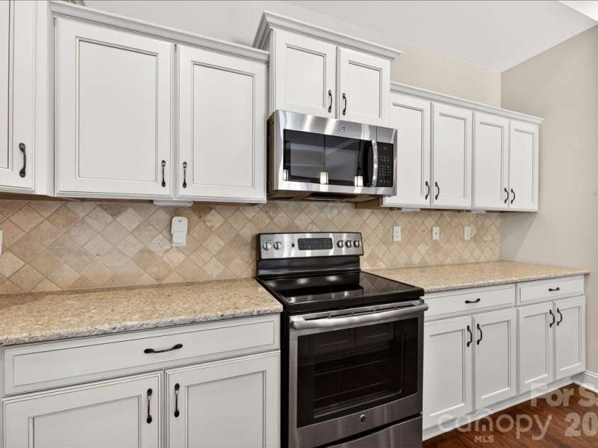 1012 Avalon Place, Matthews, NC 28104.  MLS# CAR4387889, YatesRealty ID 30202. 