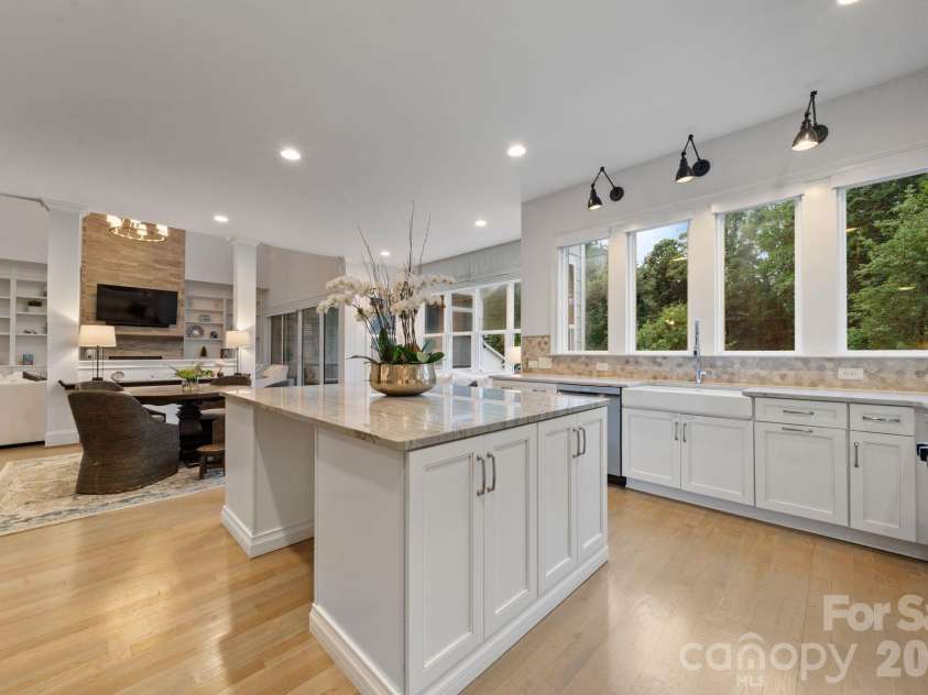 200 Seven Oaks Landing, Belmont, NC 28012.  MLS# CAR4387254, YatesRealty ID 30204. Kitchen and Breakfast area