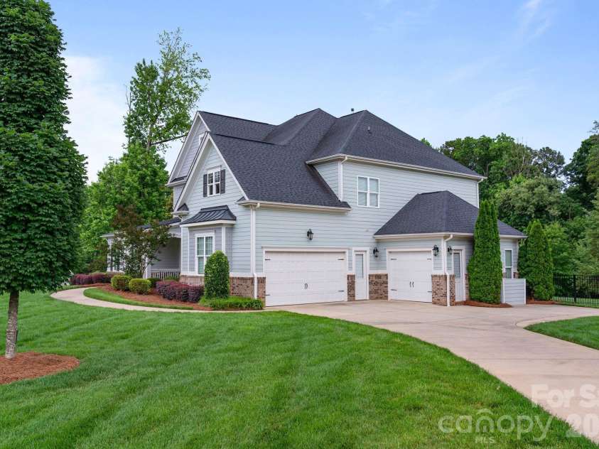 200 Seven Oaks Landing, Belmont, NC 28012.  MLS# CAR4387254, YatesRealty ID 30204. Side Loading Garages
