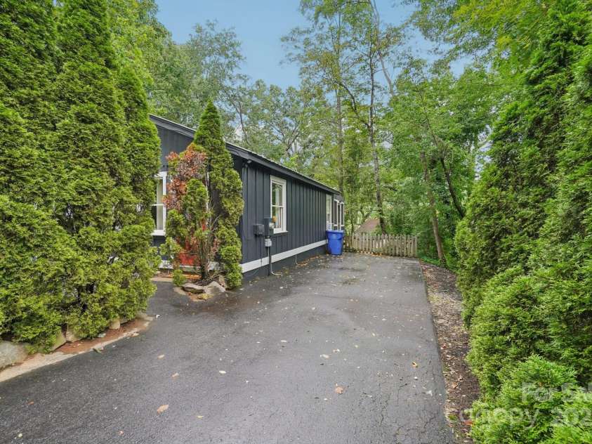 15 Pinewood Road, Asheville, NC 28805.  MLS# CAR4286661, YatesRealty ID 30206. 