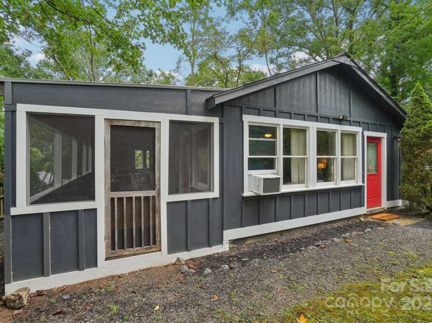 15 Pinewood Road, Asheville, NC 28805.  MLS# CAR4286661, YatesRealty ID 30206. 