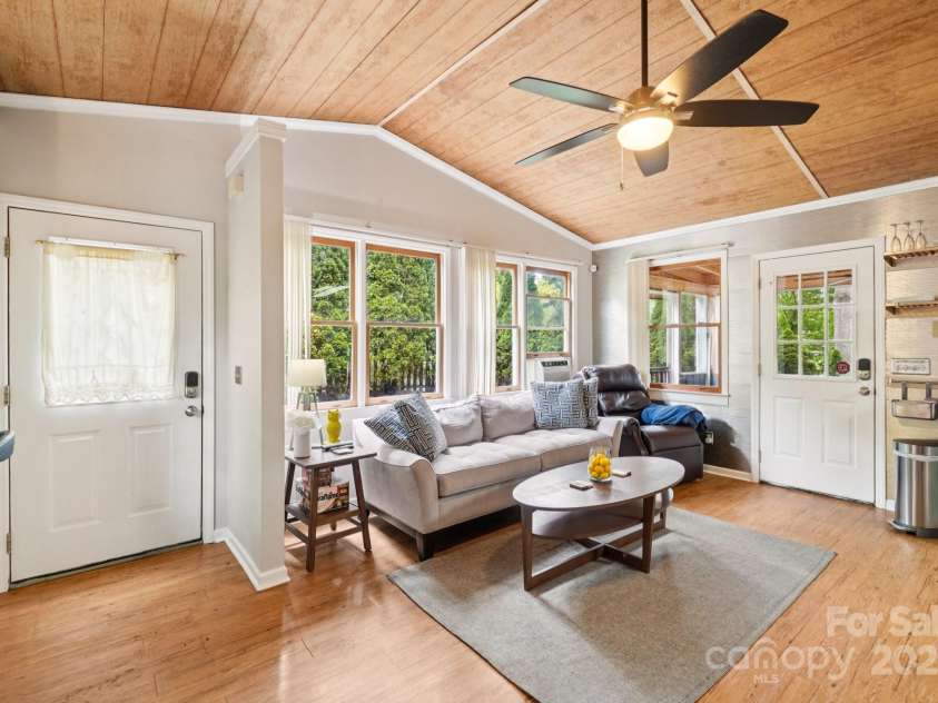 15 Pinewood Road, Asheville, NC 28805.  MLS# CAR4286661, YatesRealty ID 30206. 