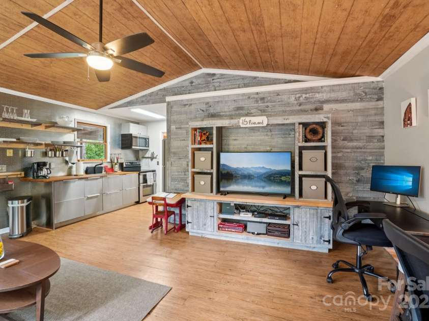 15 Pinewood Road, Asheville, NC 28805.  MLS# CAR4286661, YatesRealty ID 30206. 