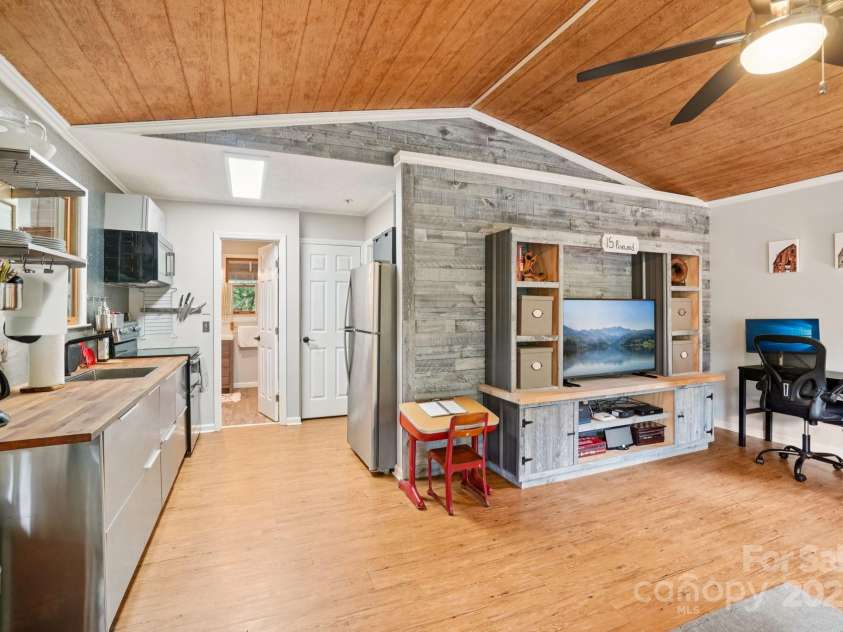 15 Pinewood Road, Asheville, NC 28805.  MLS# CAR4286661, YatesRealty ID 30206. 