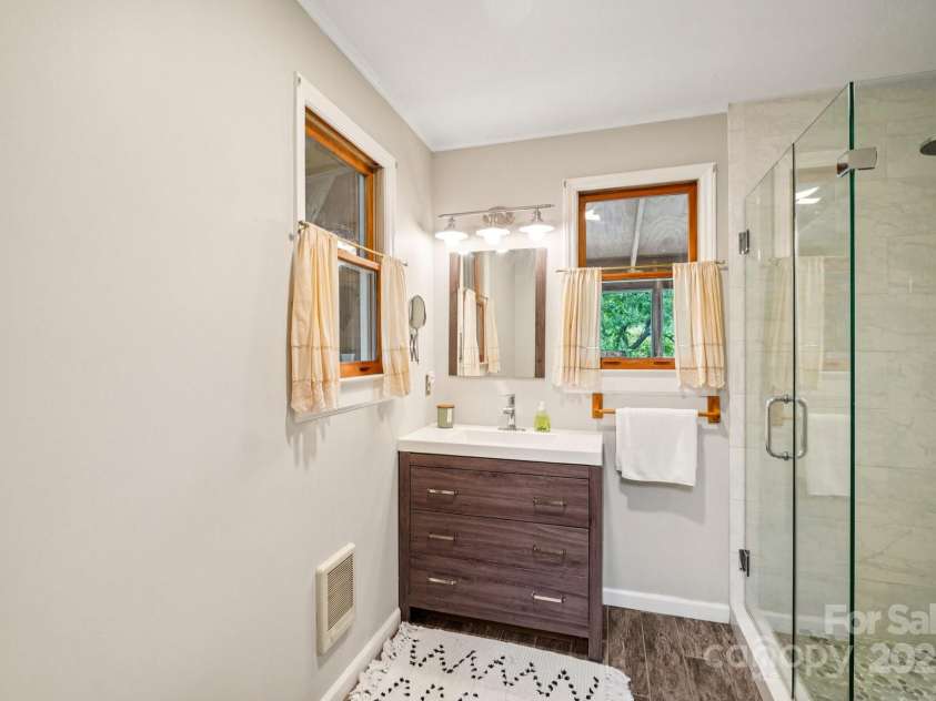 15 Pinewood Road, Asheville, NC 28805.  MLS# CAR4286661, YatesRealty ID 30206. 