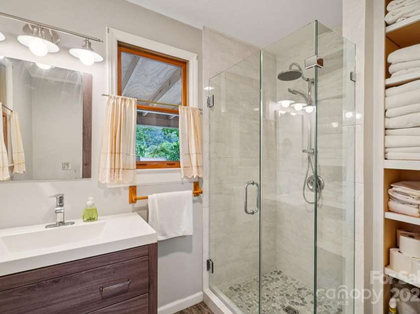 15 Pinewood Road, Asheville, NC 28805.  MLS# CAR4286661, YatesRealty ID 30206. 