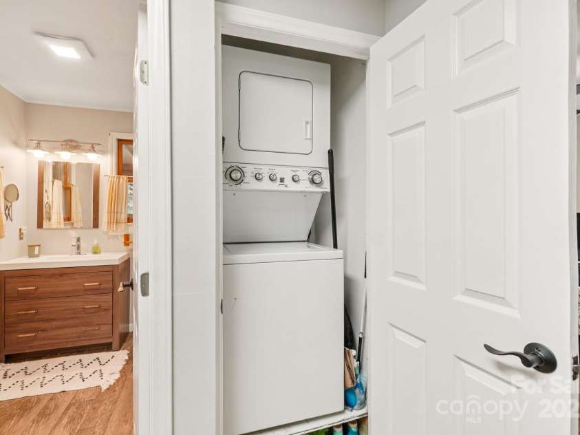 15 Pinewood Road, Asheville, NC 28805.  MLS# CAR4286661, YatesRealty ID 30206. 