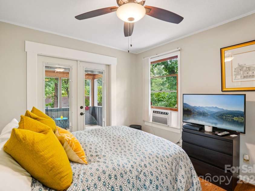 15 Pinewood Road, Asheville, NC 28805.  MLS# CAR4286661, YatesRealty ID 30206. 