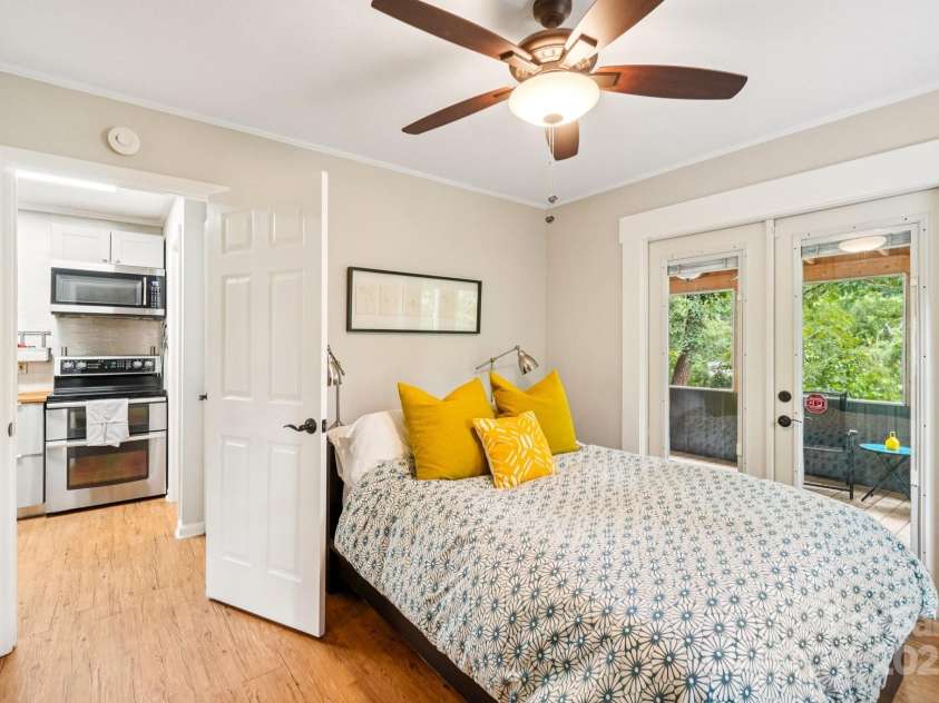 15 Pinewood Road, Asheville, NC 28805.  MLS# CAR4286661, YatesRealty ID 30206. 