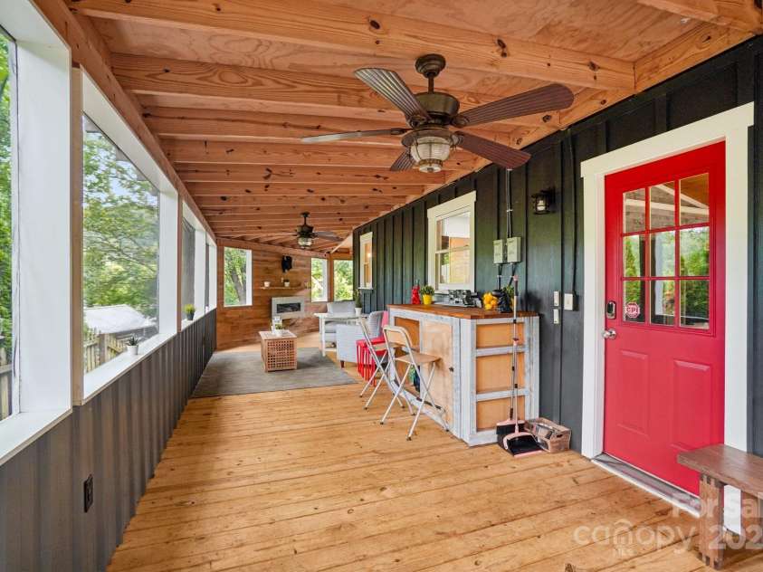 15 Pinewood Road, Asheville, NC 28805.  MLS# CAR4286661, YatesRealty ID 30206. 