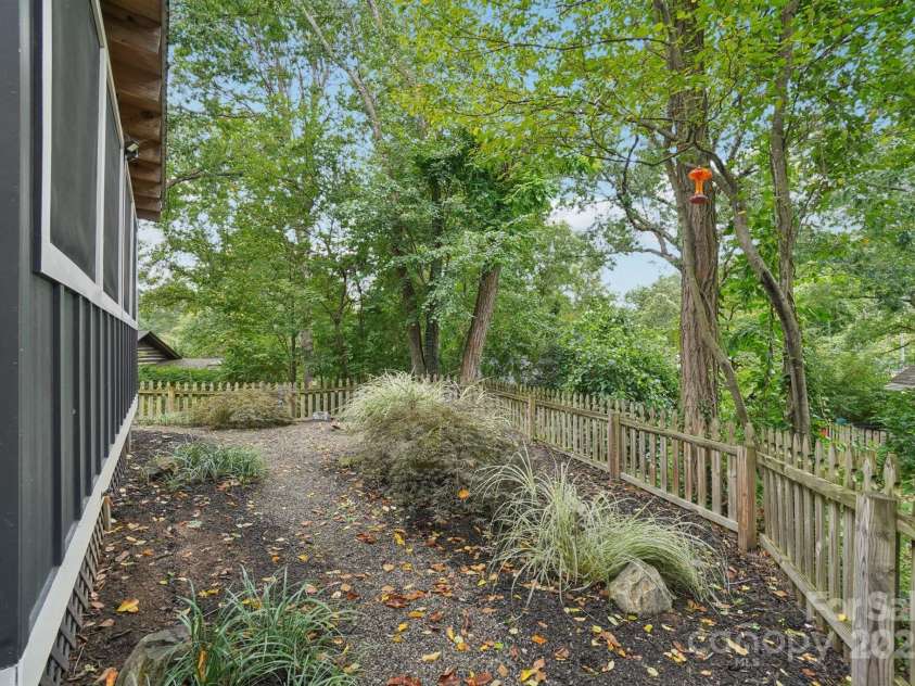 15 Pinewood Road, Asheville, NC 28805.  MLS# CAR4286661, YatesRealty ID 30206. 