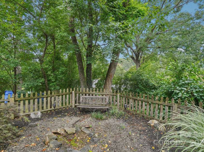 15 Pinewood Road, Asheville, NC 28805.  MLS# CAR4286661, YatesRealty ID 30206. 