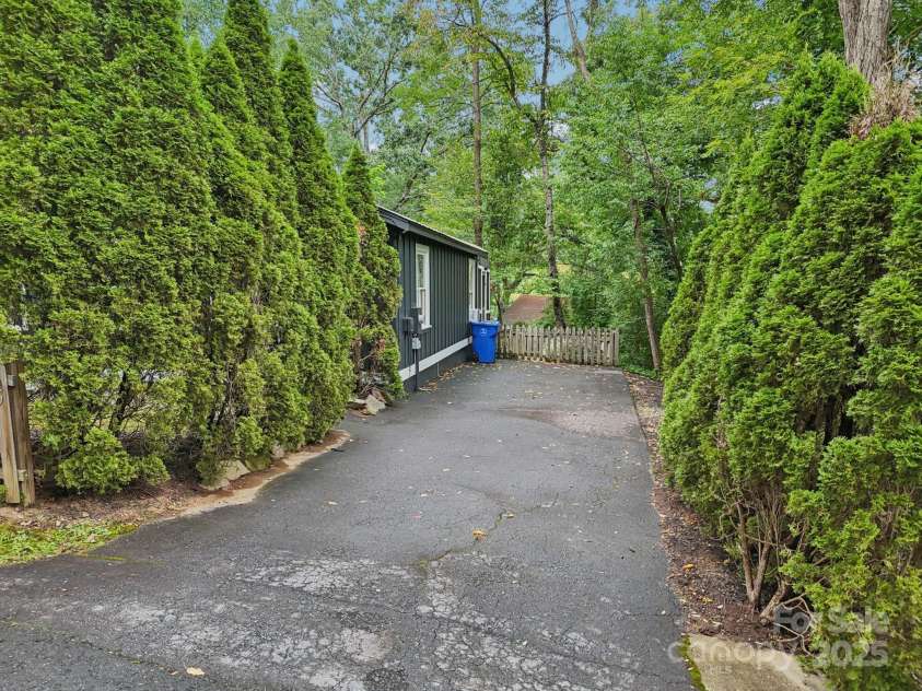 15 Pinewood Road, Asheville, NC 28805.  MLS# CAR4286661, YatesRealty ID 30206. 