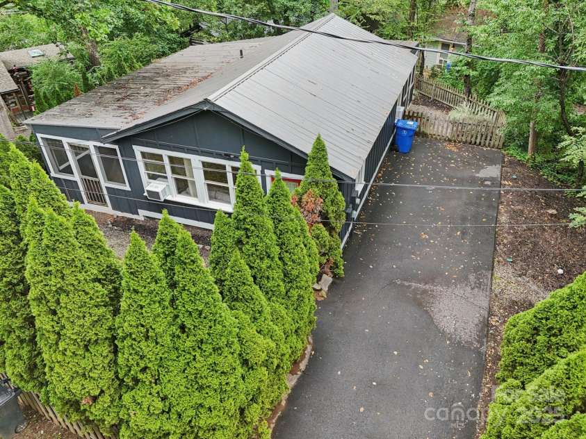 15 Pinewood Road, Asheville, NC 28805.  MLS# CAR4286661, YatesRealty ID 30206. 