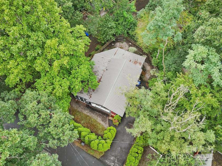 15 Pinewood Road, Asheville, NC 28805.  MLS# CAR4286661, YatesRealty ID 30206. 