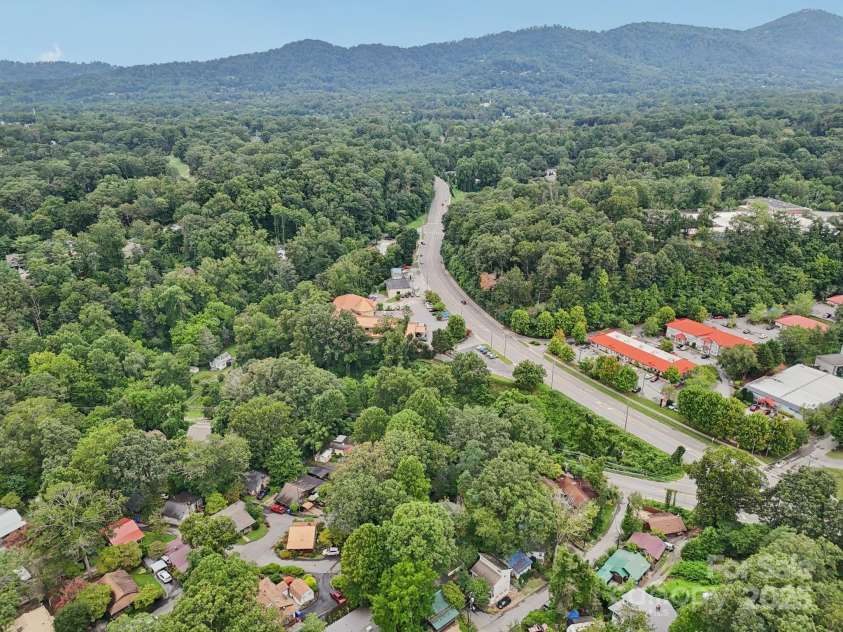 15 Pinewood Road, Asheville, NC 28805.  MLS# CAR4286661, YatesRealty ID 30206. 