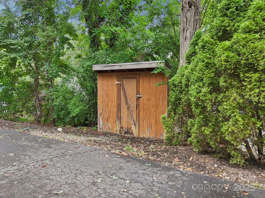 15 Pinewood Road, Asheville, NC 28805.  MLS# CAR4286661, YatesRealty ID 30206. 