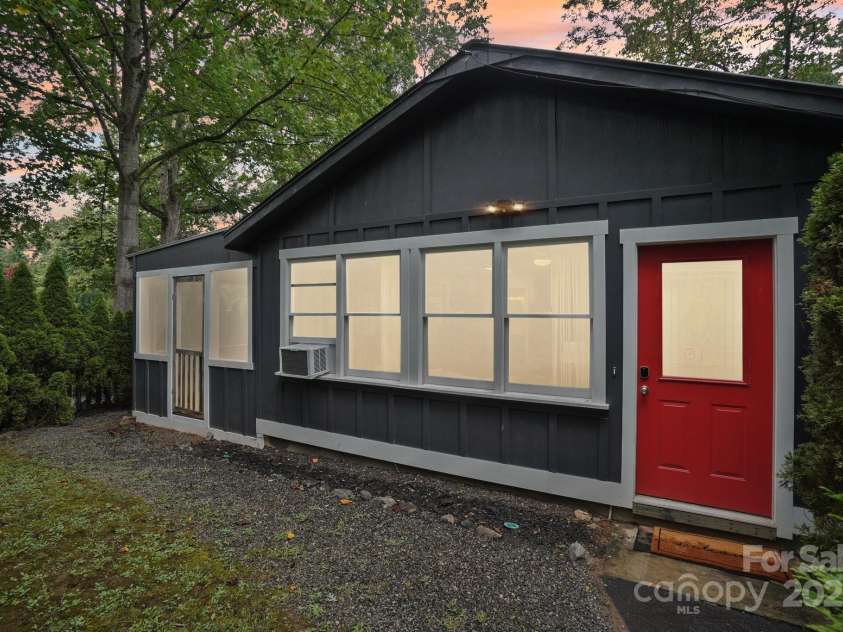 15 Pinewood Road, Asheville, NC 28805.  MLS# CAR4286661, YatesRealty ID 30206. 