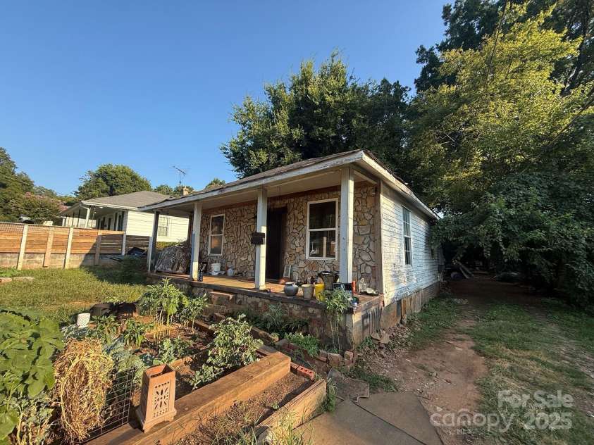 2605 Booker Avenue, Charlotte, NC 28216.  MLS# CAR4289108, YatesRealty ID 30209. 