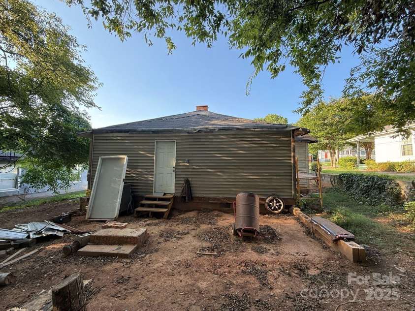 2605 Booker Avenue, Charlotte, NC 28216.  MLS# CAR4289108, YatesRealty ID 30209. 