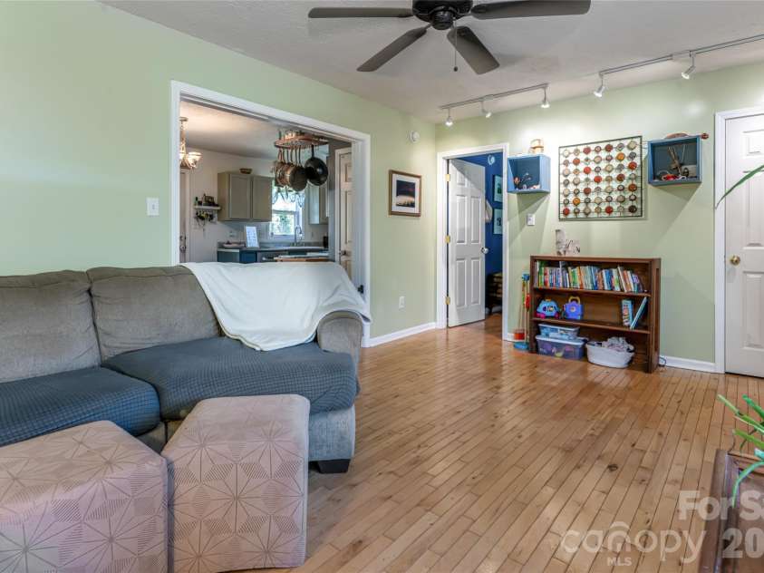 339 Hi Alta Avenue, Asheville, NC 28806.  MLS# CAR4390929, YatesRealty ID 30212. 