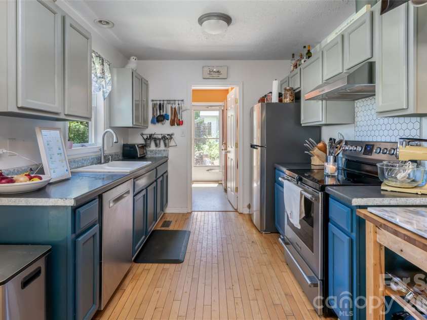 339 Hi Alta Avenue, Asheville, NC 28806.  MLS# CAR4390929, YatesRealty ID 30212. 