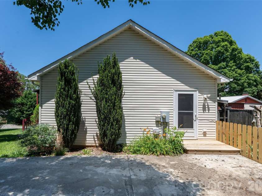 339 Hi Alta Avenue, Asheville, NC 28806.  MLS# CAR4390929, YatesRealty ID 30212. 