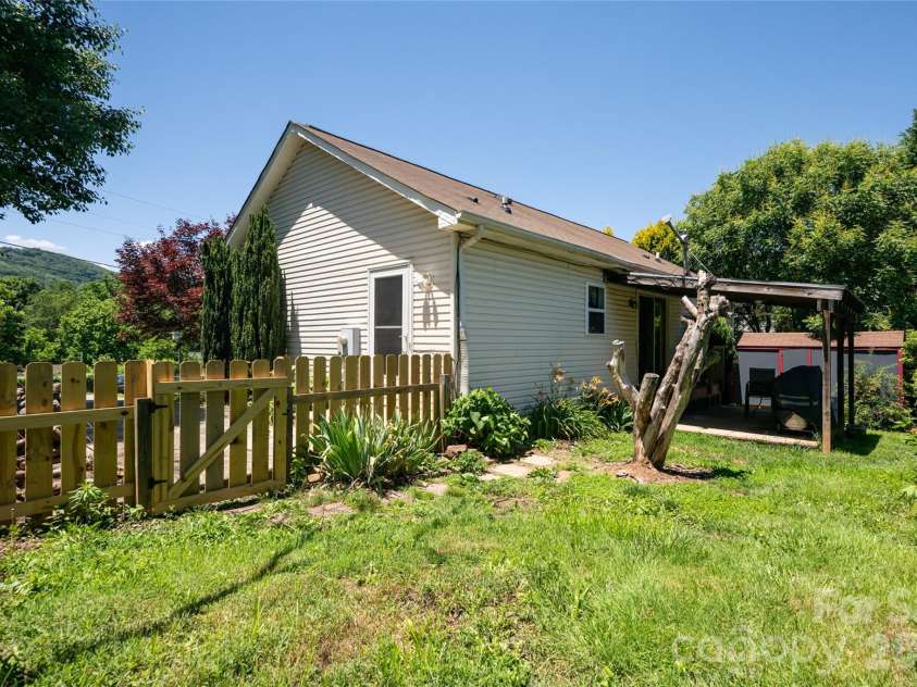 339 Hi Alta Avenue, Asheville, NC 28806.  MLS# CAR4390929, YatesRealty ID 30212. 