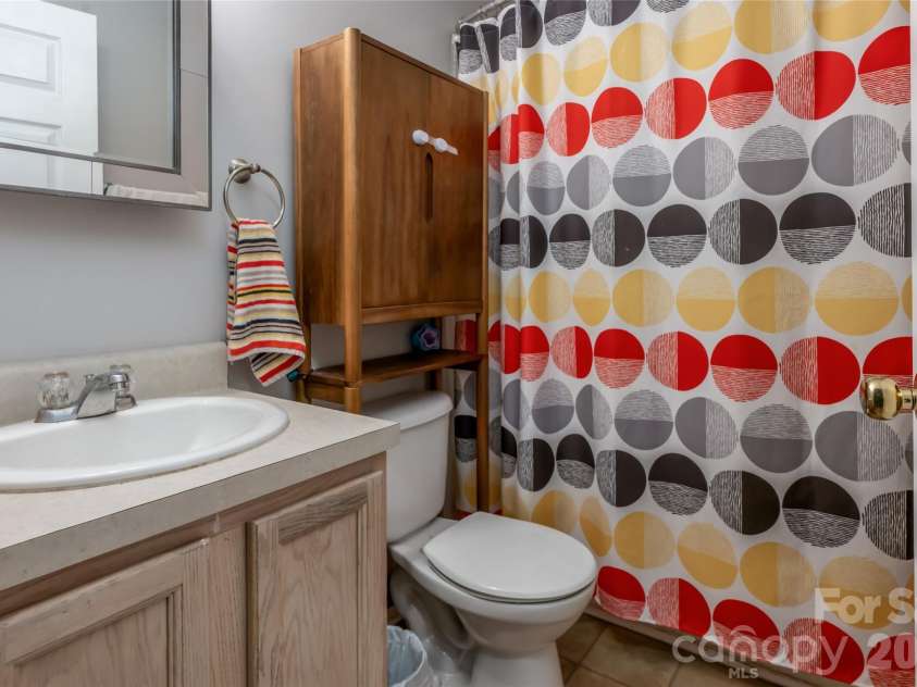 339 Hi Alta Avenue, Asheville, NC 28806.  MLS# CAR4390929, YatesRealty ID 30212. Main Bath