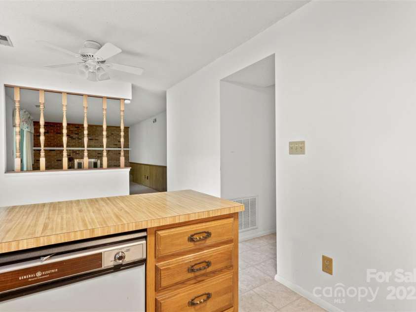 7234 Rollingridge Drive, Charlotte, NC 28211.  MLS# CAR4289087, YatesRealty ID 30213. 