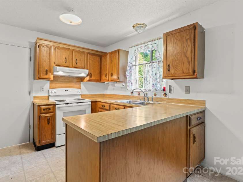 7234 Rollingridge Drive, Charlotte, NC 28211.  MLS# CAR4289087, YatesRealty ID 30213. 