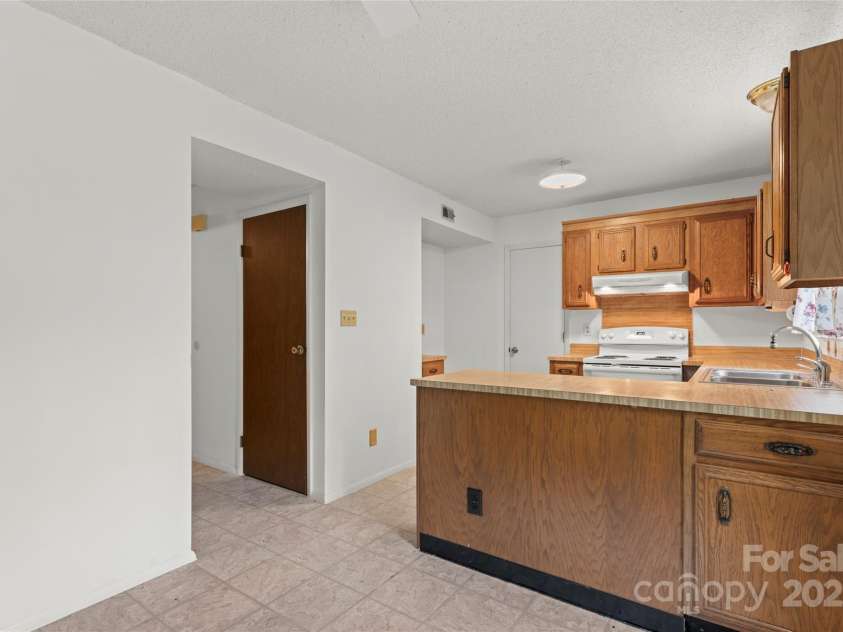 7234 Rollingridge Drive, Charlotte, NC 28211.  MLS# CAR4289087, YatesRealty ID 30213. 